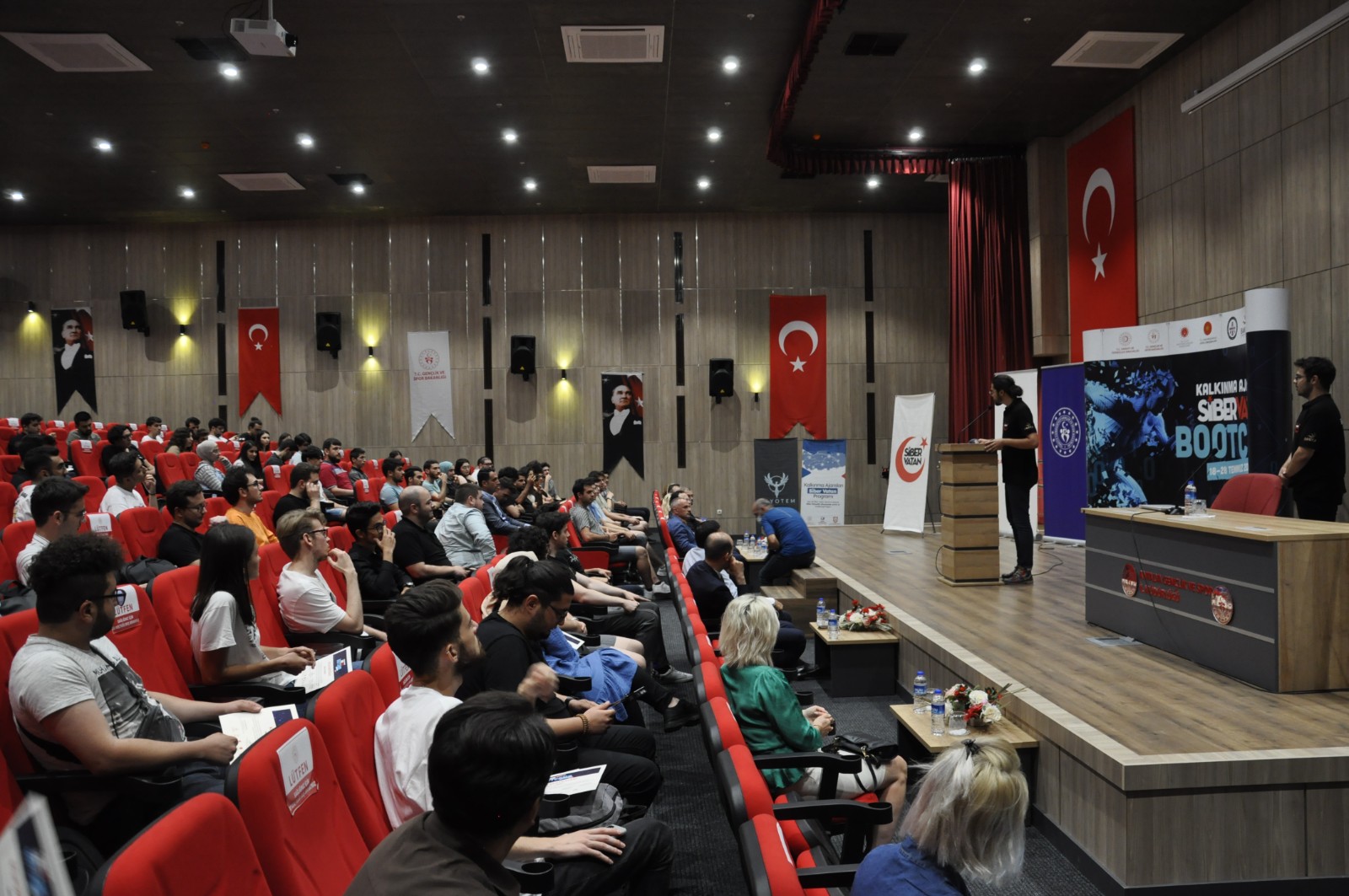 Siber Vatan Bootcamp Etkinliğinin Sertifikalarını Bakan Varank Takdim Etti Galeri